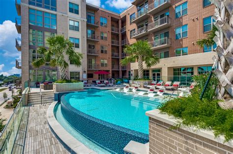Montrose Apartments .